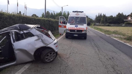 ROBASSOMERO - Paura in via Fiano: auto esce fuori strada, una persona rimasta ferita