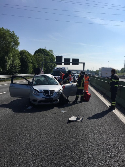COLLEGNO - Pauroso incidente in tangenziale: tre auto coinvolte, una ragazza ferita
