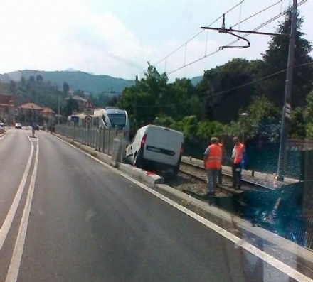 TORINO-CERES: L'incidente stradale manda in tilt la ferrovia: treni bloccati e autobus sostitutivi