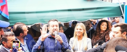 RIVOLI - Strette di mano, selfie e giro al mercato: la mattinata di Salvini in città - FOTO