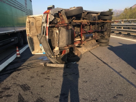 RIVOLI - Furgone si ribalta all'improvviso in autostrada: ferito il conducente