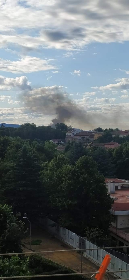 TORINO - Incendio in un magazzino edile: colonna di fumo visibile anche da Collegno - FOTO
