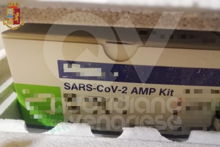 RIVOLI - Trova 19 kit per tamponi Coronavirus sul cavalcavia della tangenziale: riconsegnati all'Asl di Cuneo