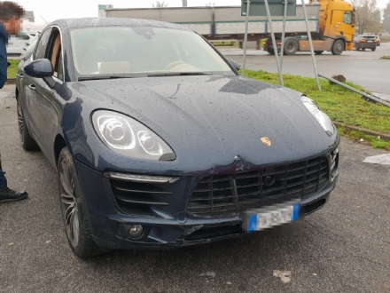 RIVOLI - Porche Cayenne abbandonata in corso Allamano dopo un incidente