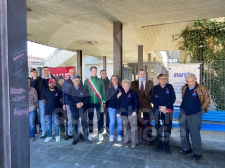 CASELLE - Al poliambulatorio di via Savonarola ecco due panchine donate dall'Avis - FOTO