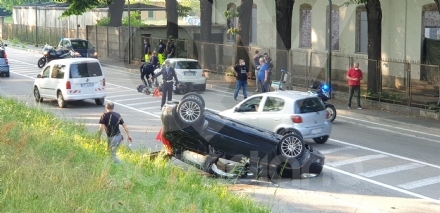 VENARIA - Scontro tra auto e scooter in via Cavallo: un uomo ferito, traffico in tilt