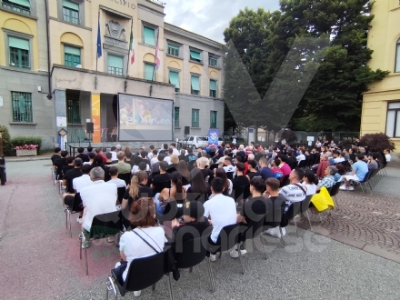 VENARIA - Oltre 250 persone per vedere l'Italia davanti al maxischermo - FOTO