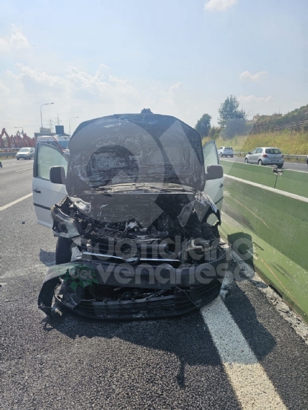 INCIDENTE IN TANGENZIALE A VENARIA - Tamponamento fra un'auto e un furgone, che prende fuoco: 4 feriti - FOTO