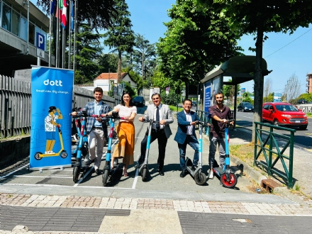 RIVOLI - Con «Dott» e «Bird», in città arrivano i monopattini: i prezzi, come noleggiarli