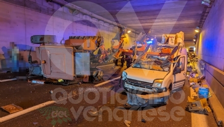 INCIDENTE A BORGARO - Scontro trattore e furgone lungo la Circonvallazione: forti disagi al traffico
