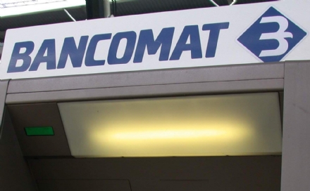 VENARIA - Va a prelevare al bancomat lasciando l'auto accesa: il ladro arriva e gliela ruba