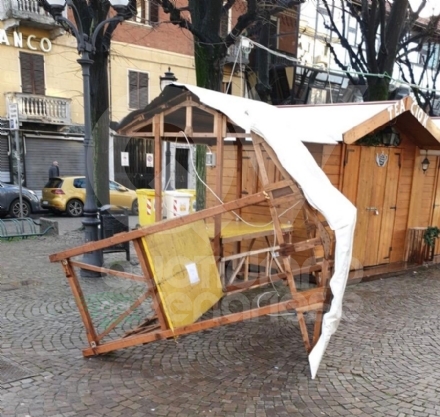 RIVOLI - Imbecilli in azione: vandalizzato il centro storico e il Villaggio di Babbo Natale