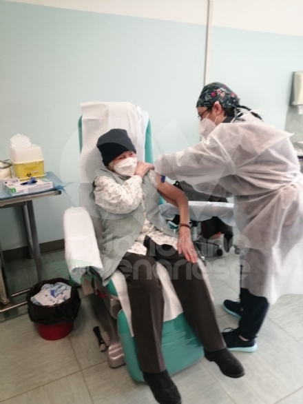 RIVOLI-COLLEGNO - Siamo tutti Silla Bovo: a 100 anni si vaccina per dire «stop» al Covid - FOTO