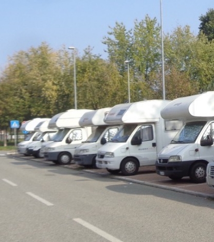 GRUGLIASCO - Stop alla sosta dei camper nei parcheggi «tradizionali»: a breve le multe