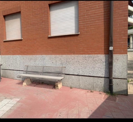 DRUENTO - Ripuliti dalle scritte i muri di piazza del Filatoio: ma controlli e telecamere dove sono? - FOTO