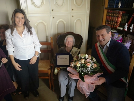 BORGARO - Fiori e una targa per i cento anni di Anna Dellavalle