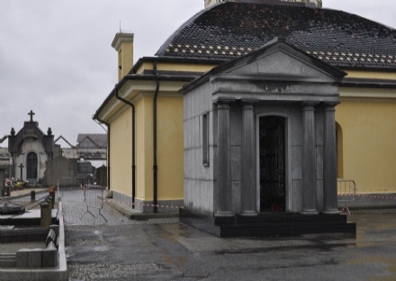 VENARIA - Ladri al cimitero: rubati nuovamente i fiori dai loculi