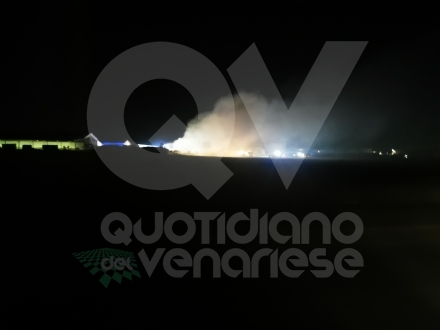 SAVONERA - Rogo al fienile: distrutte centinaia di rotoballe, danni alle strutture