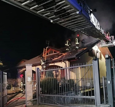 GIVOLETTO - A fuoco il tetto di un'abitazione in via Dei Fiori