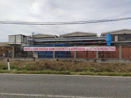 MAPPANO - La Agl-Arti Grafiche chiude per il «caro energia»: striscione in via Rivarolo