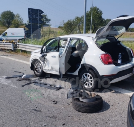 INCIDENTE IN TANGENZIALE A COLLEGNO - Scontro fra due auto allo svincolo: tre feriti - FOTO