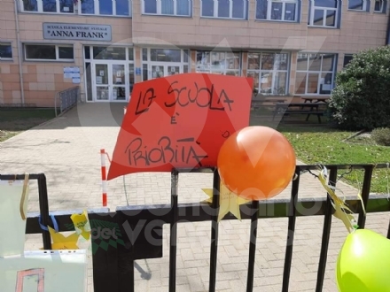 DRUENTO - Corde, palloncini e disegni: successo per il flash-mob per chiedere il ritorno in classe