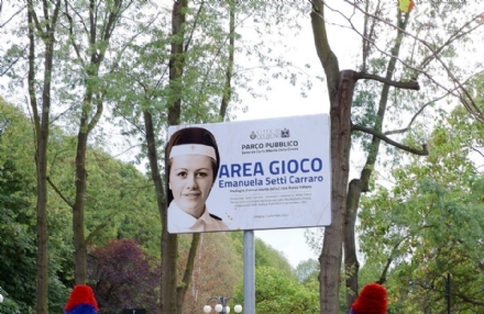 COLLEGNO - Commozione per l'inaugurazione dell'area giochi «Emanuela Setti Carraro» - FOTO