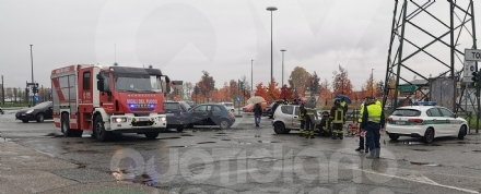 INCIDENTE FRA TORINO E VENARIA - Scontro fra tre auto all'incrocio tra corso Alessandria e via Druento: 2 ferite - FOTO