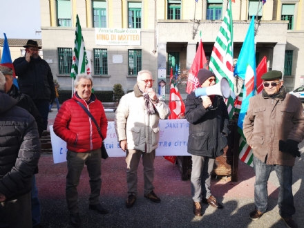 VENARIA - Protesta dei sindacati sotto il municipio: «Sui trasporti per il nuovo polo sanitario intervengano Regione e Prefetto»