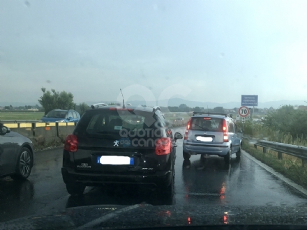 CASELLE - Si accorge di aver sbagliato strada e inserisce la retromarcia... sulla provinciale