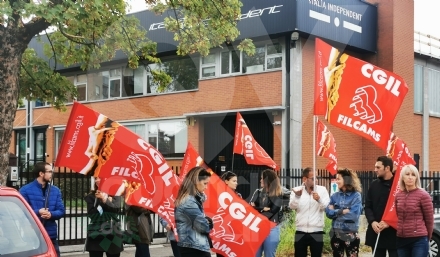 VENARIA - La protesta dei lavoratori di «Italia Independent»: «siamo senza un futuro» - FOTO
