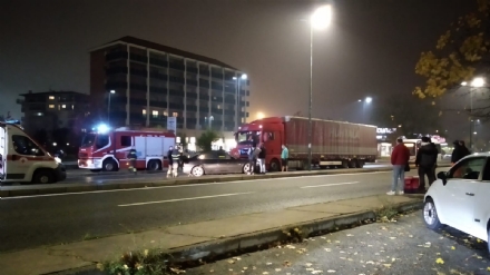 VENARIA-TORINO - Scontro tir-Bmw in via Druento: una persona rimasta ferita