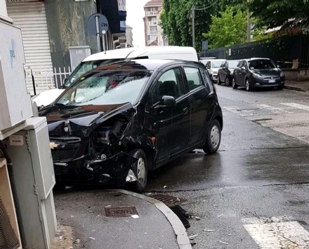VENARIA - Incidente al solito incrocio: due auto coinvolte e due donne in ospedale