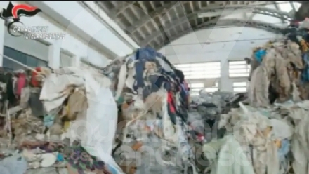 RIVOLI - La ditta di legnami stoccava rifiuti plastici e tessili: capannone sequestrato dai carabinieri