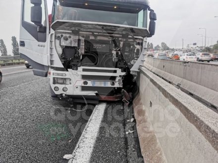 RIVOLI - Incidente in tangenziale: tre mezzi coinvolti e code per oltre 10 chilometri