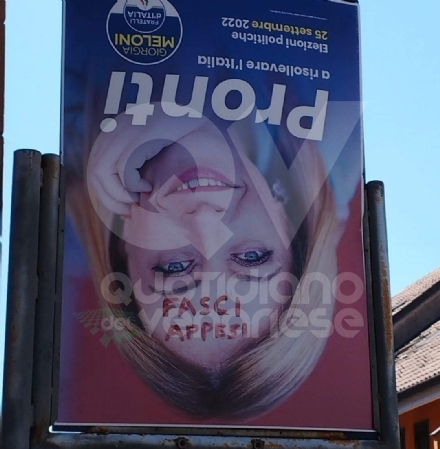 GRUGLIASCO - Vandali in azione. Manifesto della Meloni riposizionato al contrario: «fasci appesi»