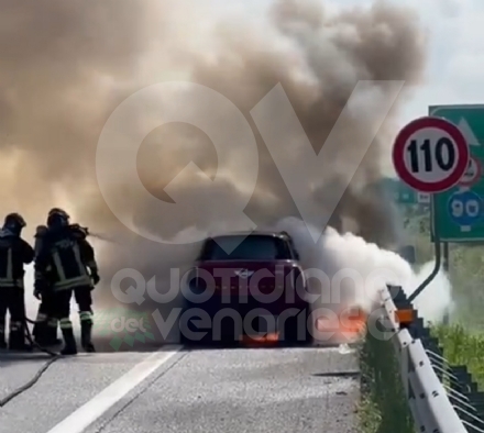 INCIDENTE IN TANGENZIALE A BORGARO - Auto prende fuoco mentre è in marcia - FOTO