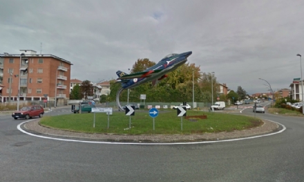 CASELLE - Striscione contro le Frecce Tricolori: «Spettacoli di guerra fanno morti qui e altrove. Fondi per trasporti, sanità e istruzione»