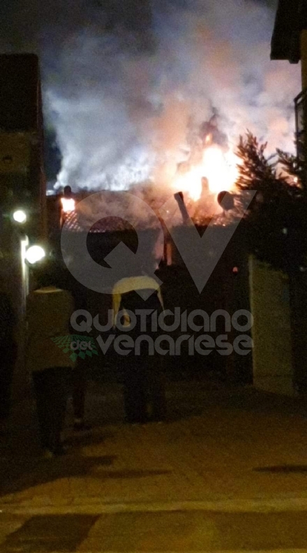 GRUGLIASCO - Incendio in una palazzina di via La Salle: pompiere ferito, famiglia evacuata