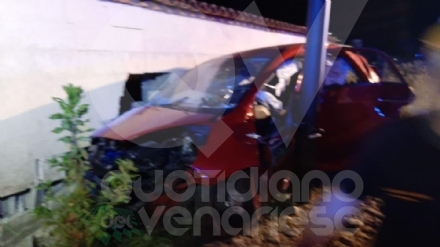 VENARIA-ROBASSOMERO - Auto finisce contro il palo dell'illuminazione: grave bimba di 5 anni