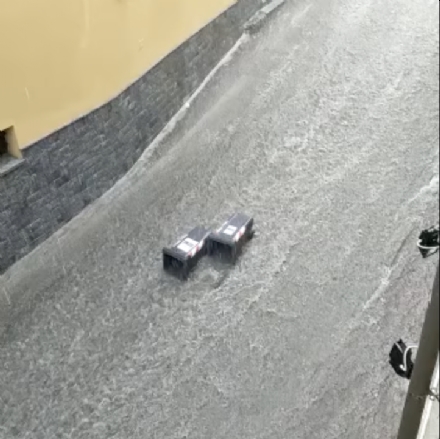 ALPIGNANO - L'acqua si porta via i bidoni dei rifiuti. Incidente in via Cavour, sottopasso allagato