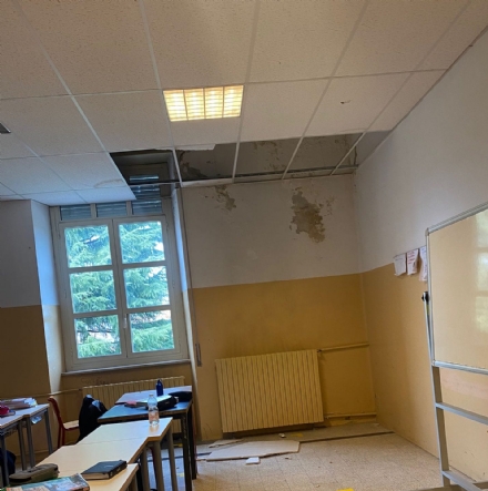 RIVOLI - Crollo di un pannello alla «Romero»? No, si tratta di una stupida bravata...