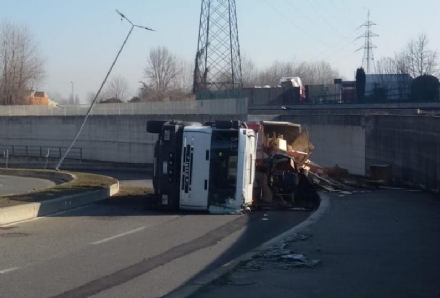 GRUGLIASCO - L'autocarro si ribalta e perde il carico: il conducente era ubriaco