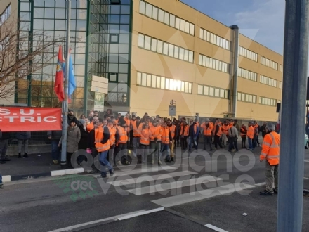 VENARIA - I lavoratori della Schneider in sciopero: 18 dipendenti in esubero
