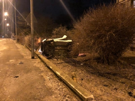 DRUENTO - Esce di strada e si abbatte sulla cancellata dell'abitazione: miracolosamente illeso