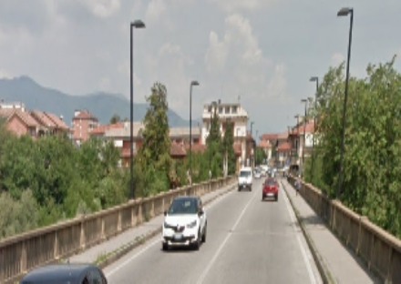 ALPIGNANO - Il ponte nuovo sul torrente Dora è pericolante: chiuso per i soli veicoli