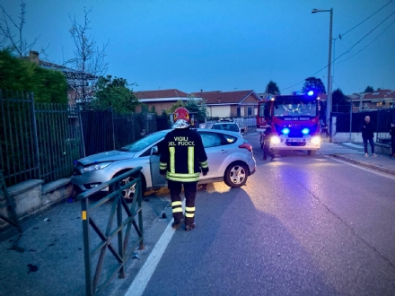 INCIDENTE A PIANEZZA - Auto finisce contro la cancellata di un'abitazione in via Manzoni