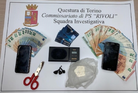 ALPIGNANO - In casa cocaina, soldi e materiale per realizzare le dosi: la polizia ne arresta due