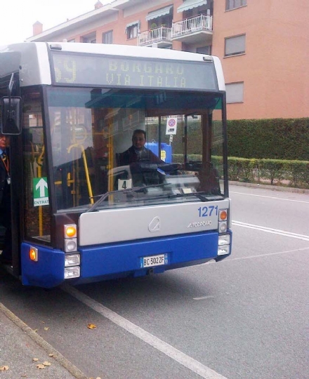 TORINO-BORGARO - Ragazzi ubriachi sul «69»: spaccato il vetro di una porta dell'autobus