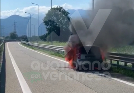 COLLEGNO - Auto in fiamme mentre percorre lo svincolo della tangenziale